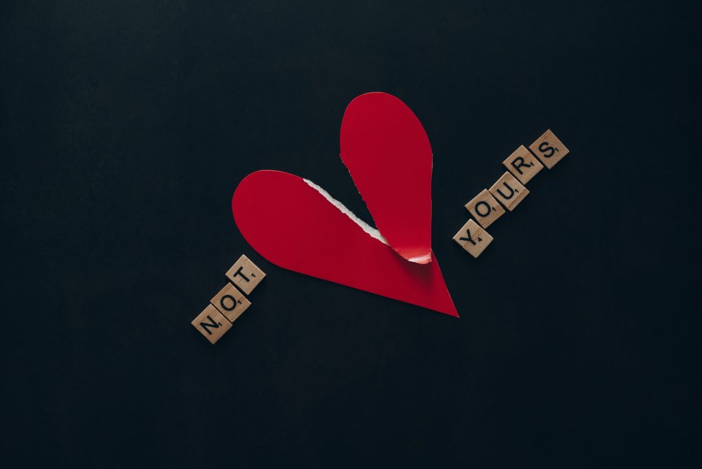 Cœur déchiré rouge avec lettres amour brisé
