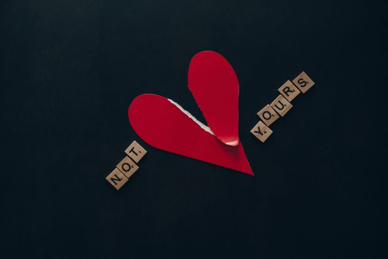 Cœur déchiré rouge avec lettres amour brisé