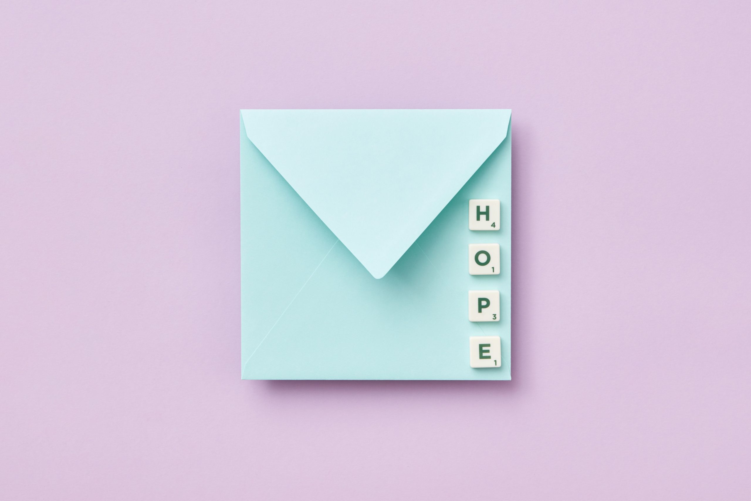Enveloppe minimaliste avec lettres espoir pastel