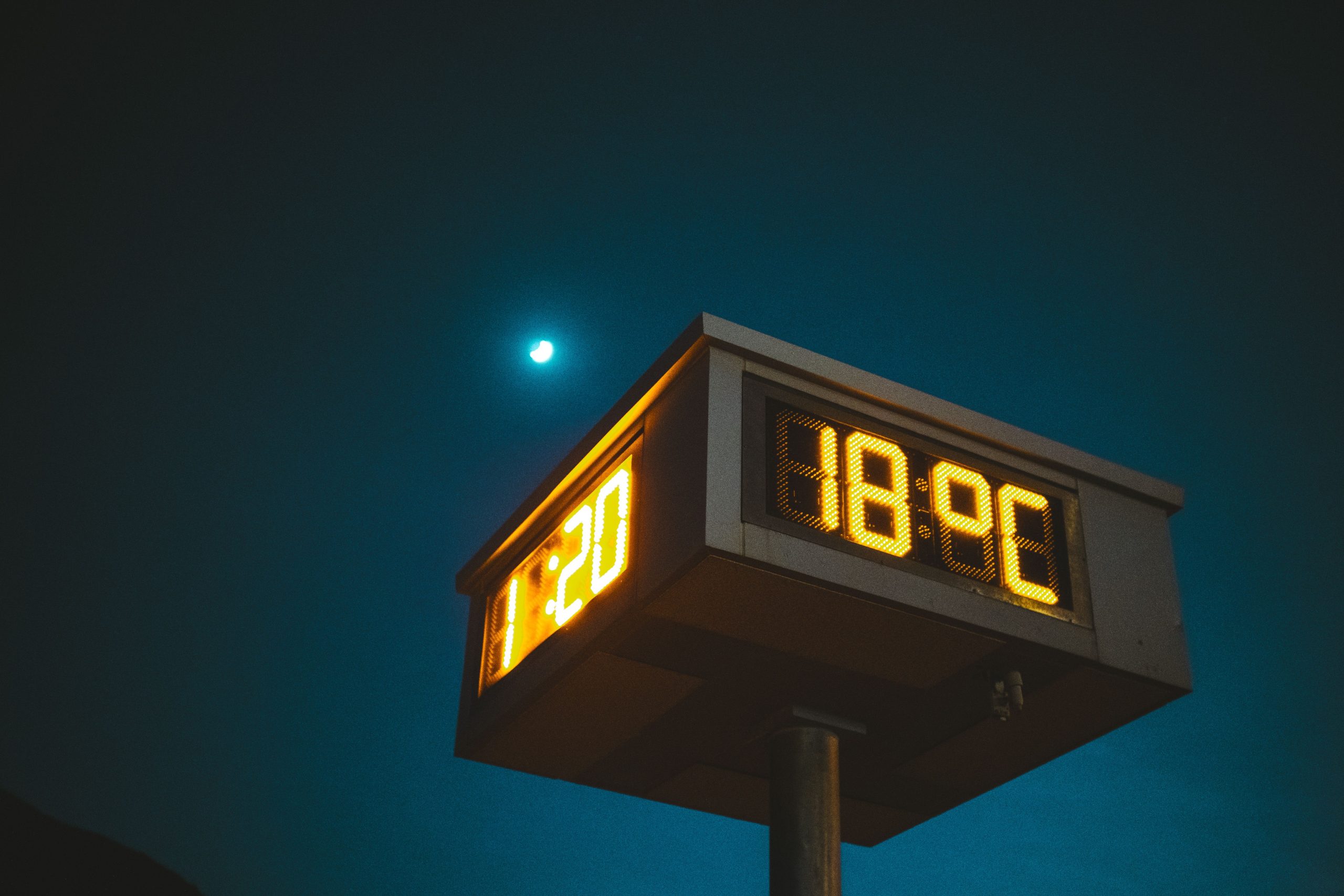 Horloge digitale sous ciel nocturne étoilé