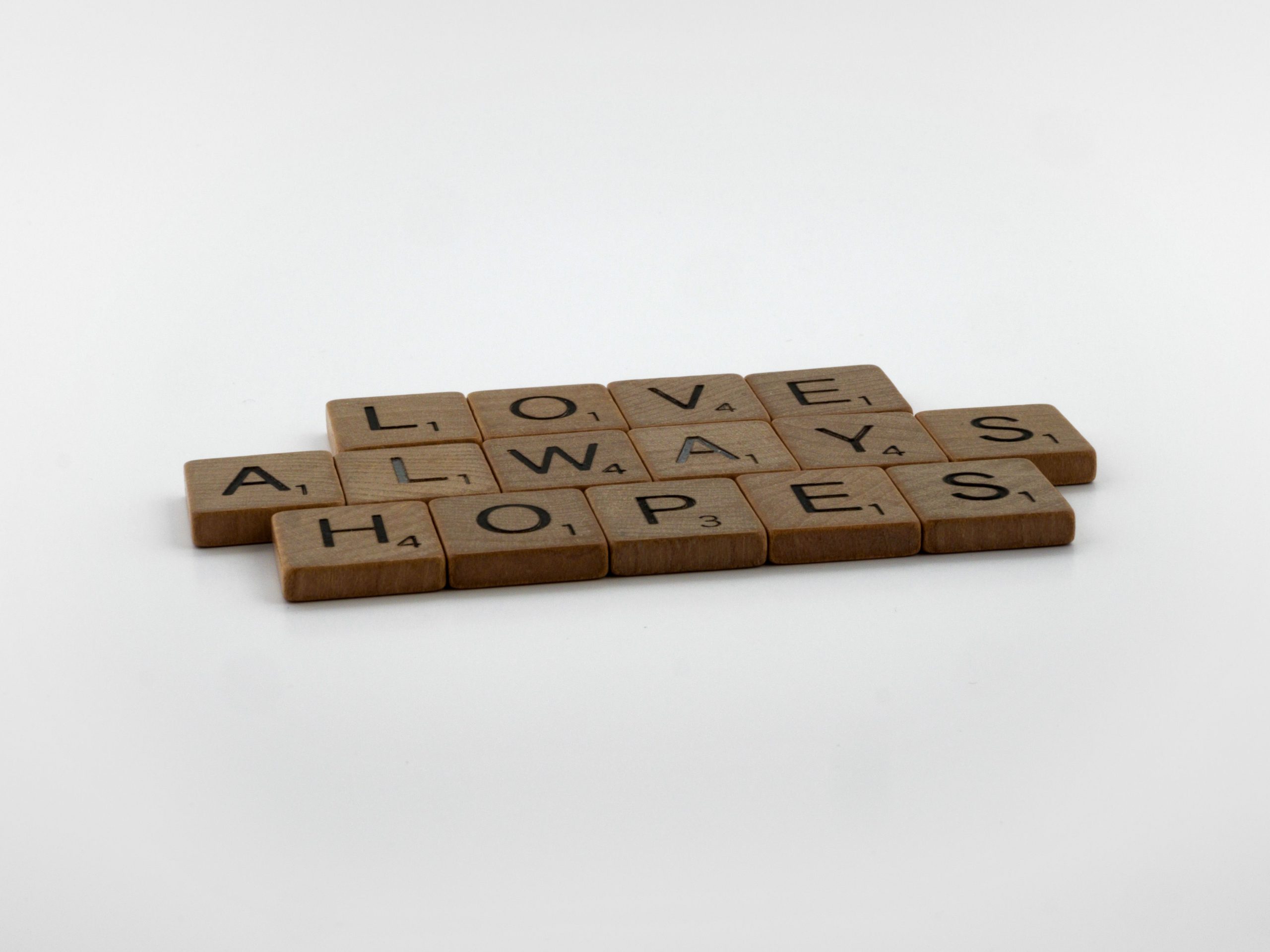 Message d'espoir et amour avec lettres scrabble