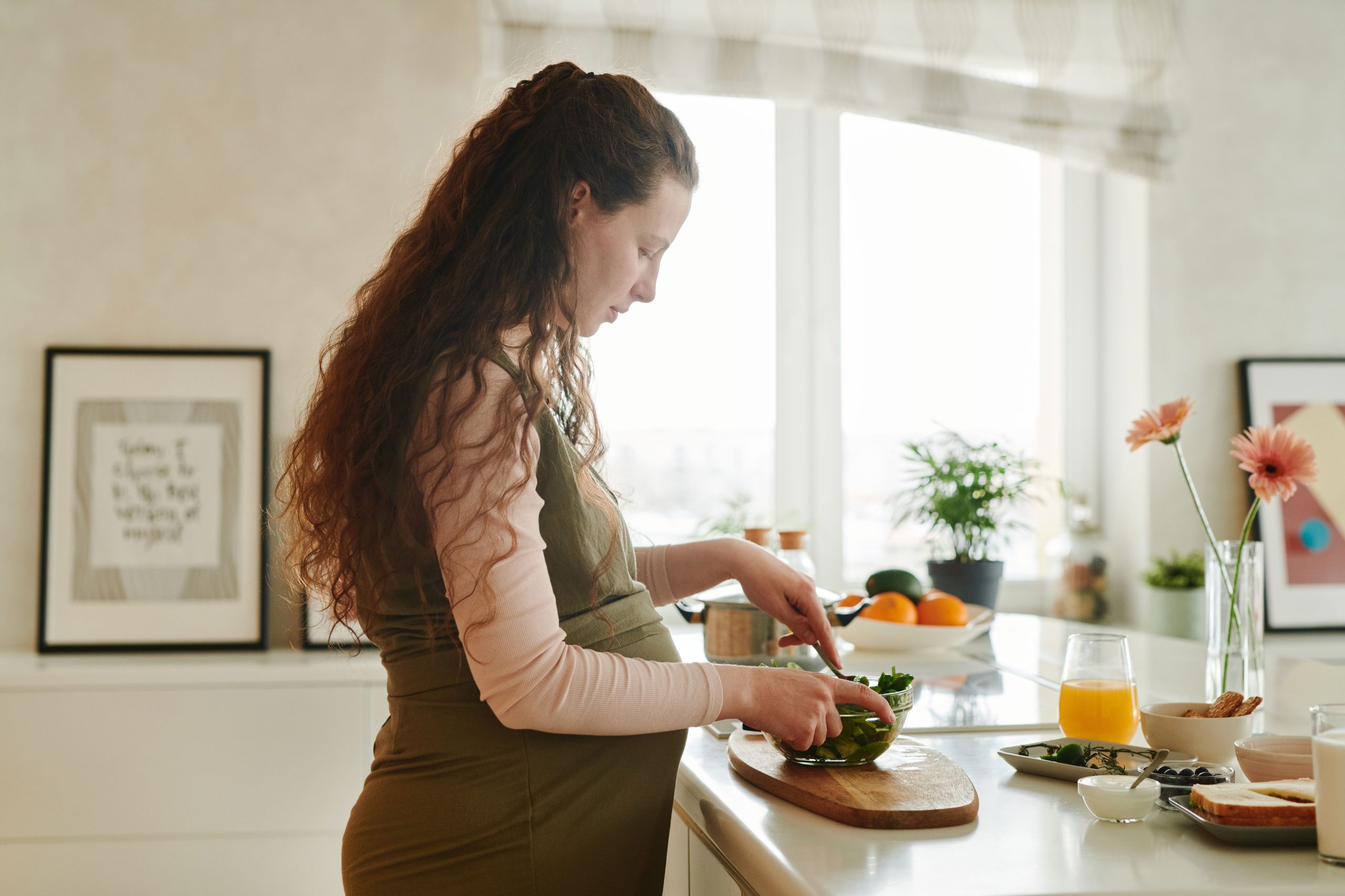 Femme enceinte prépare repas ingrédients frais