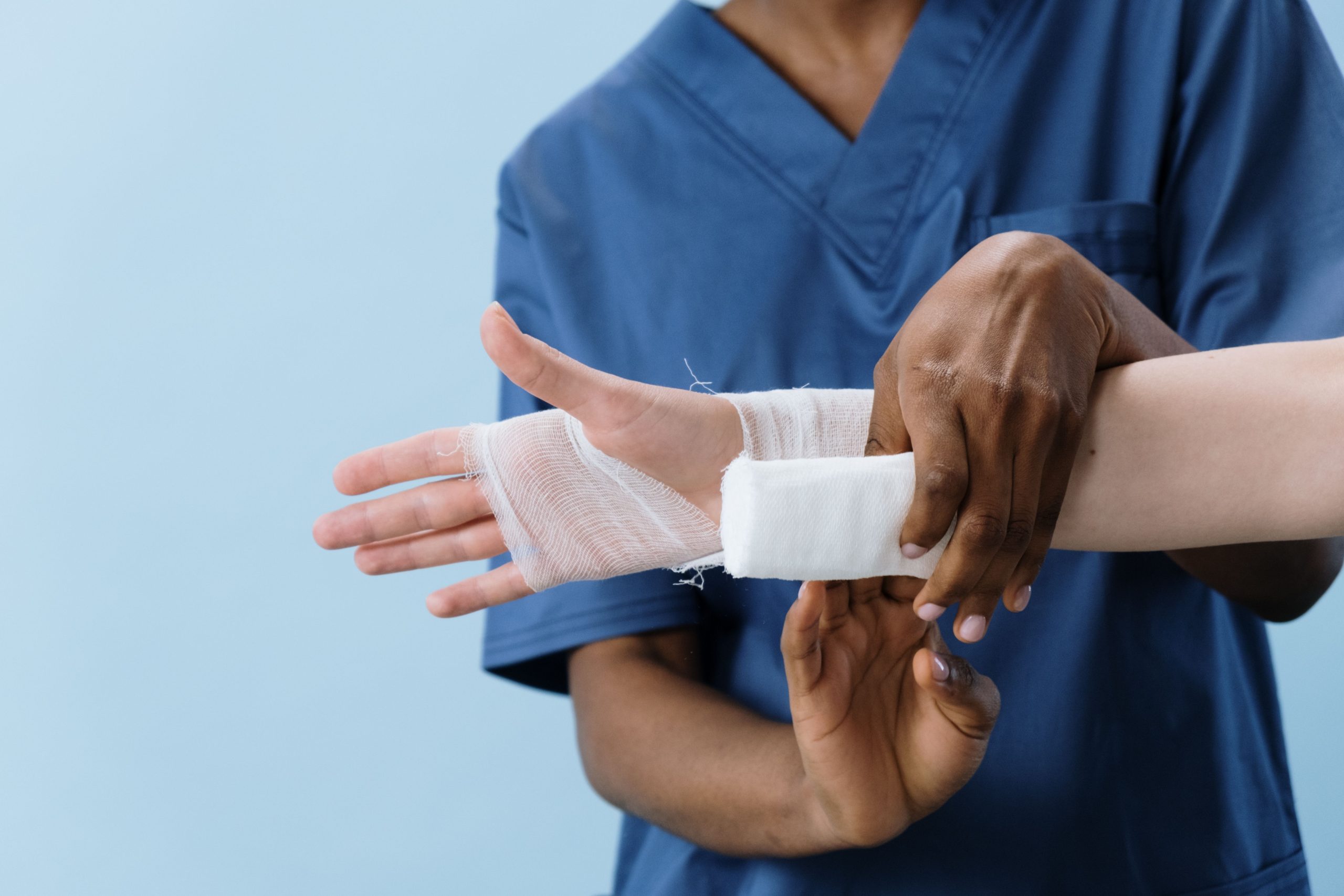 Professionnel médical pansant main blessée