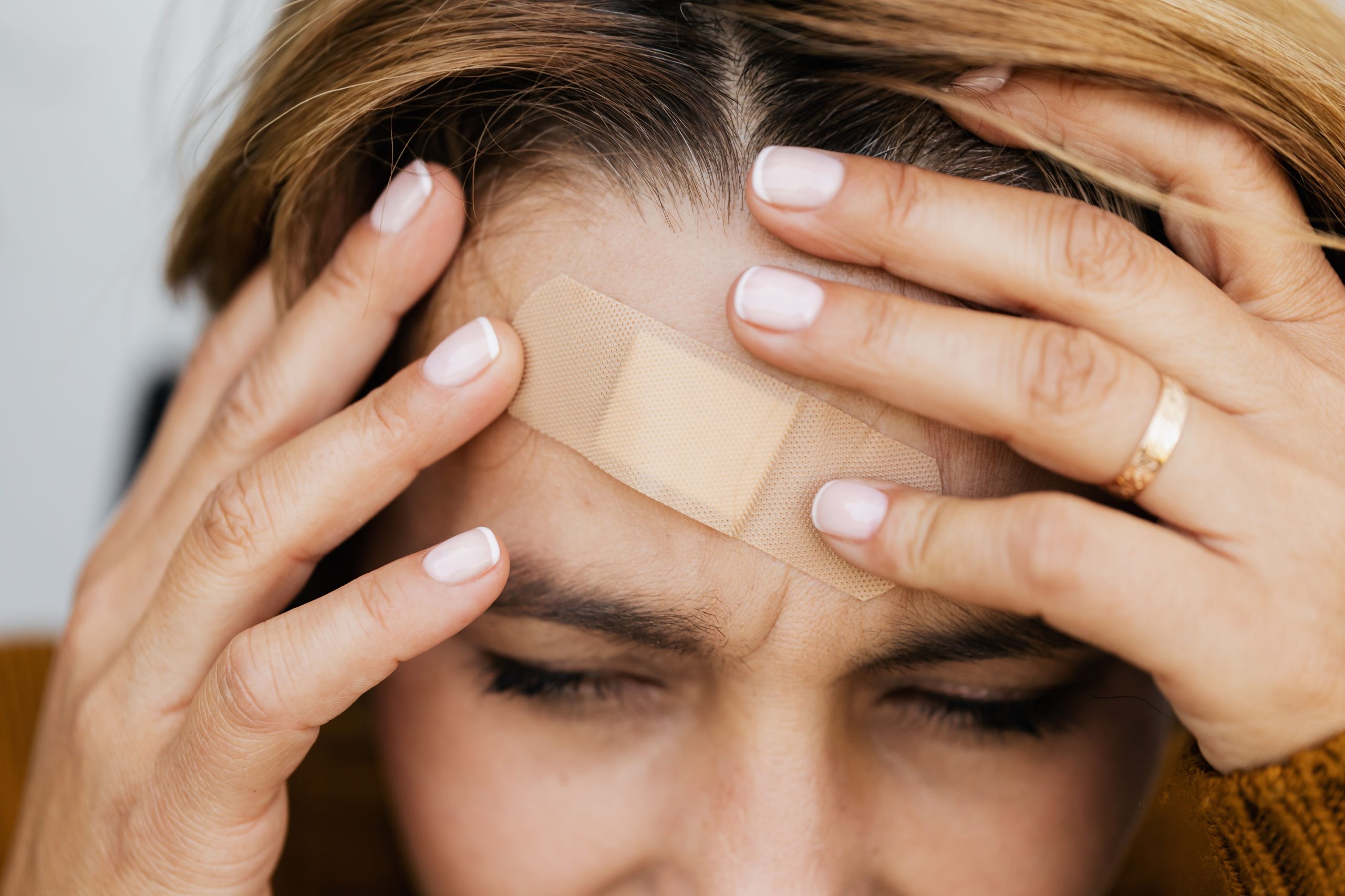Personne souffrant douleur front bandé