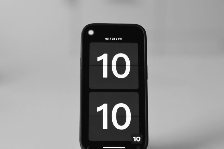 Smartphone affichant l'heure miroir numériquement